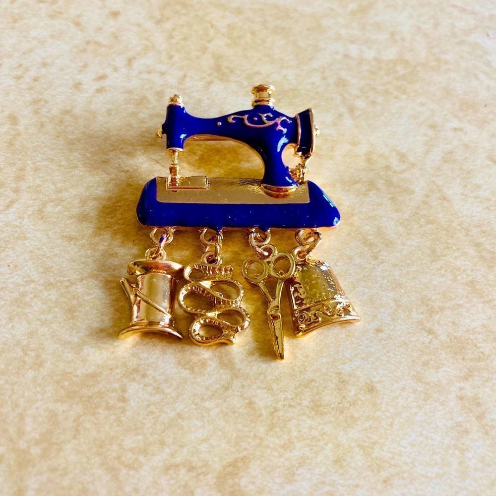 Sewing Machine Brooch - Picture 6 of 10